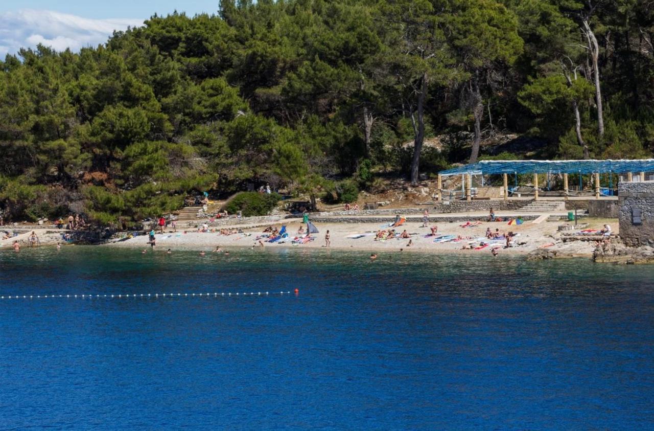 Mediterranes Ferienhaus M. Terrasse Veli Lošinj Eksteriør billede