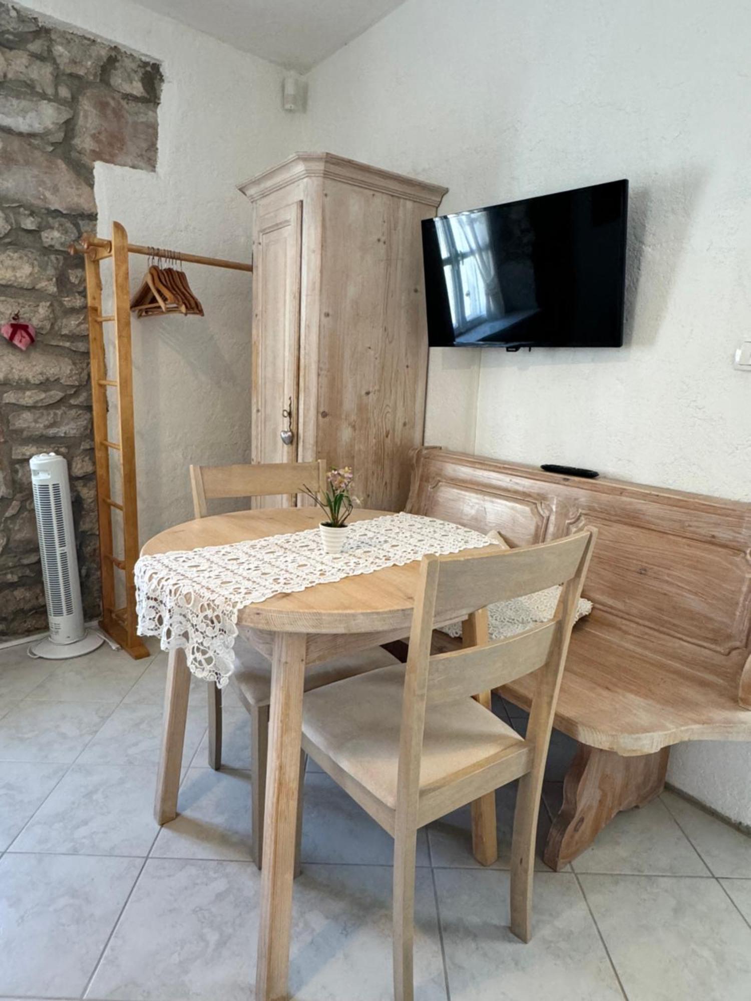 Mediterranes Ferienhaus M. Terrasse Veli Lošinj Eksteriør billede