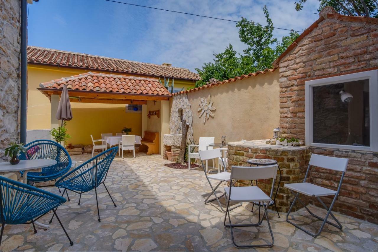 Mediterranes Ferienhaus M. Terrasse Veli Lošinj Eksteriør billede