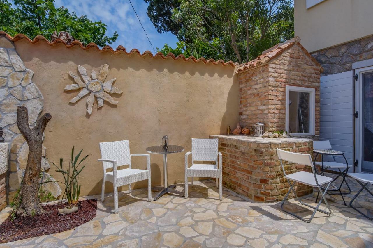 Mediterranes Ferienhaus M. Terrasse Veli Lošinj Eksteriør billede