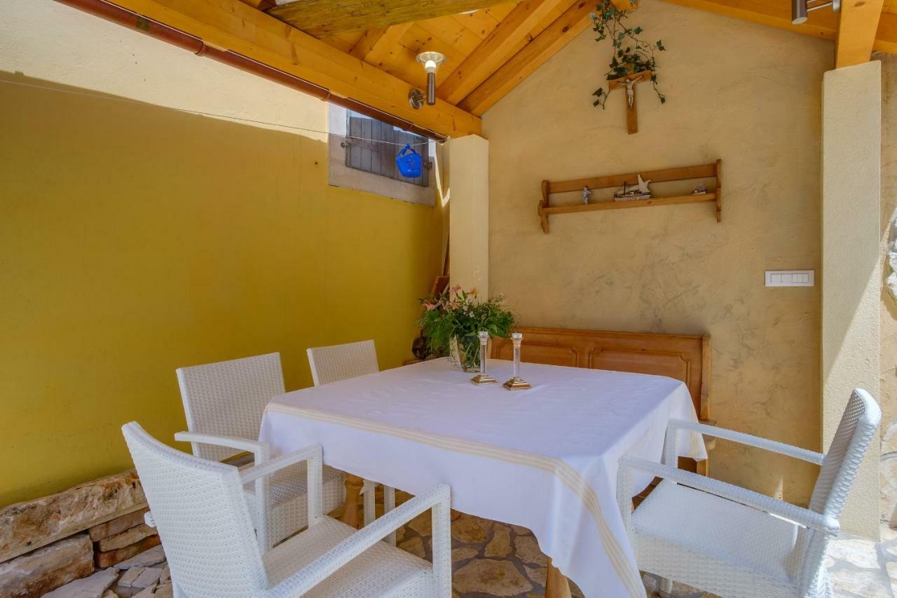Mediterranes Ferienhaus M. Terrasse Veli Lošinj Eksteriør billede