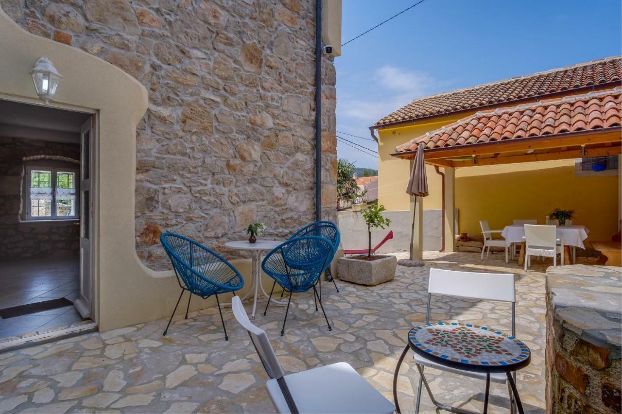 Mediterranes Ferienhaus M. Terrasse Veli Lošinj Eksteriør billede