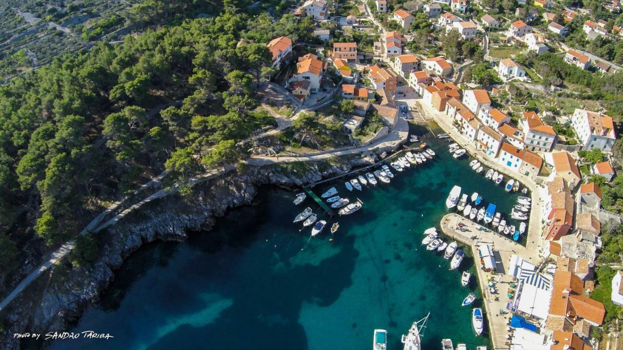 Mediterranes Ferienhaus M. Terrasse Veli Lošinj Eksteriør billede